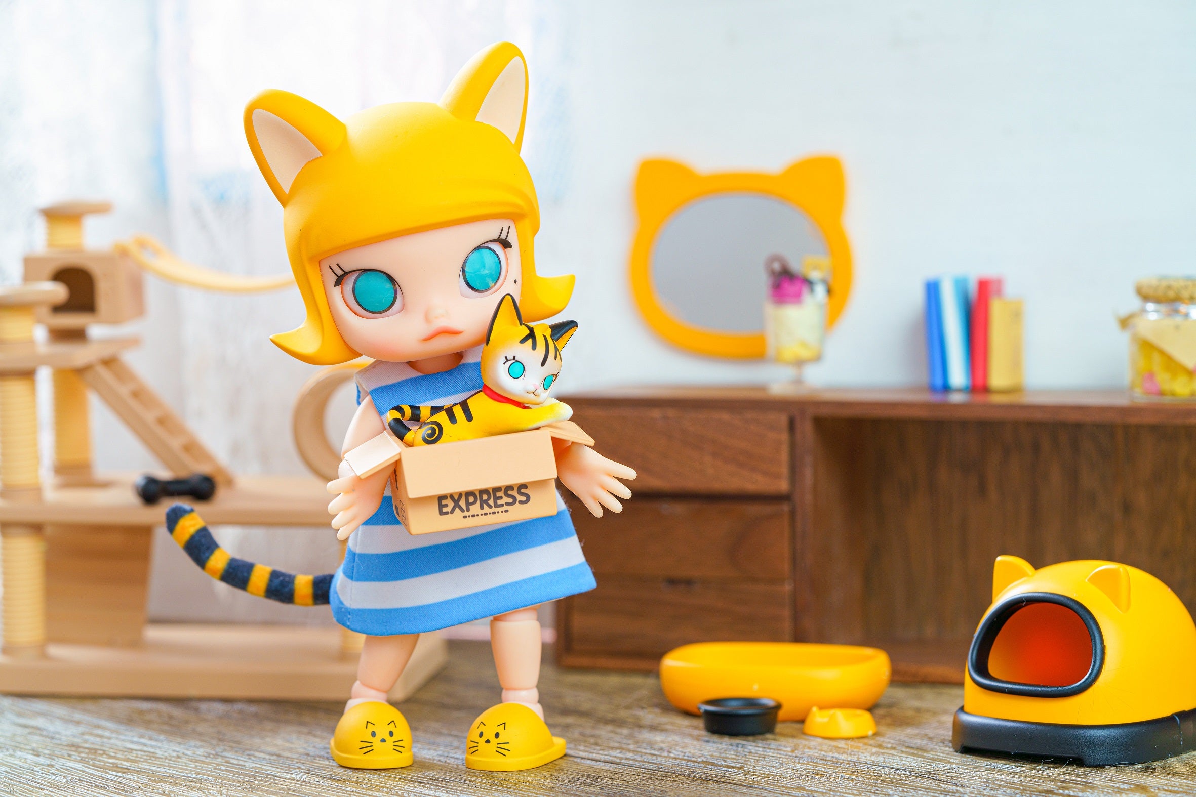 POP MART Molly Cat In The Box Action Figure